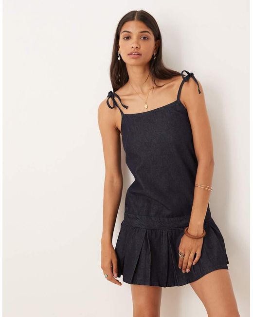 Vestido Vaquero Corto De Tirantes Con Bajo Plisado Y Acabado Enjuagado De -Azul ASOS de color Blue