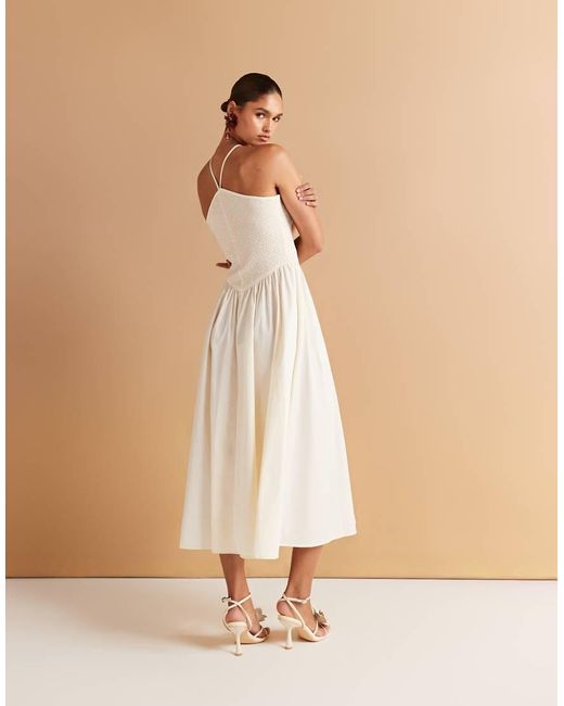 Vestido Con Cuello Halter Y Falda De Corte Acampanado Voluminoso De Tejido Liso De -Neutro Mango de color Natural