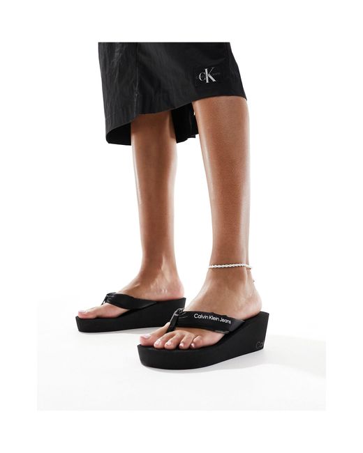 Calvin Klein Black – mehrfarbige sandalen mit keilabsatz und gepolstertem riemen