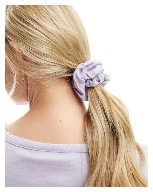 Mix & match - t-shirt del pigiama lilla con stampa a fiorellini, bordi a festoncino ed elastico per capelli di ASOS in White