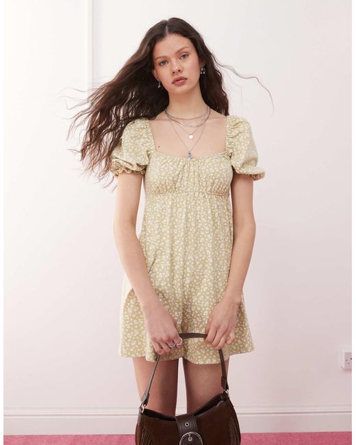 Miss Selfridge Natural – gesmokter playsuit mit puffärmeln und hellem muster