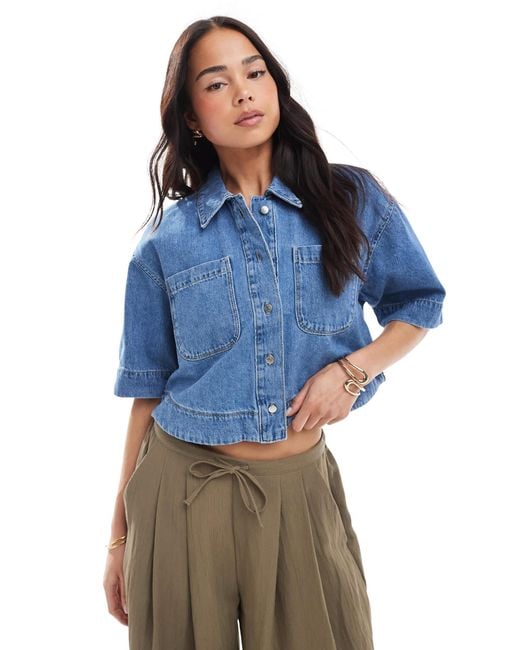 Chemise en jean coupe carrée courte - moyen délavé ONLY en coloris Blue