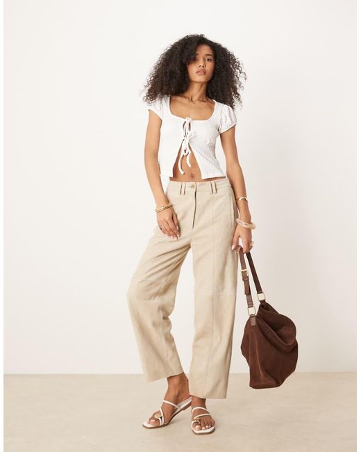 Top Estilo Babydoll Con Lazadas Delanteras De Tejido Texturizado De ASOS de color Natural