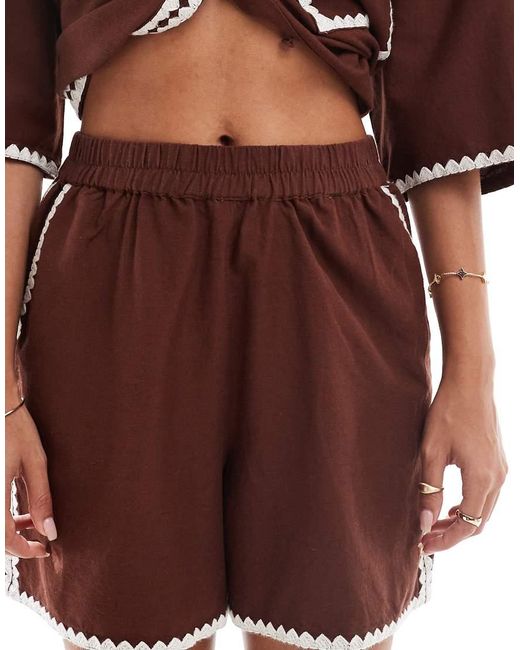 Pantalones Cortos Marrón Chocolate Holgados Con Pespuntes En Contraste De (Parte De Un Conjunto) Vero Moda de color Red