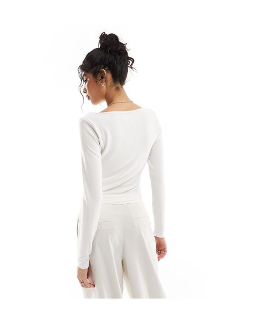 Top confort à manches longues et encolure dégagée en jersey - cassé Abercrombie & Fitch en coloris White