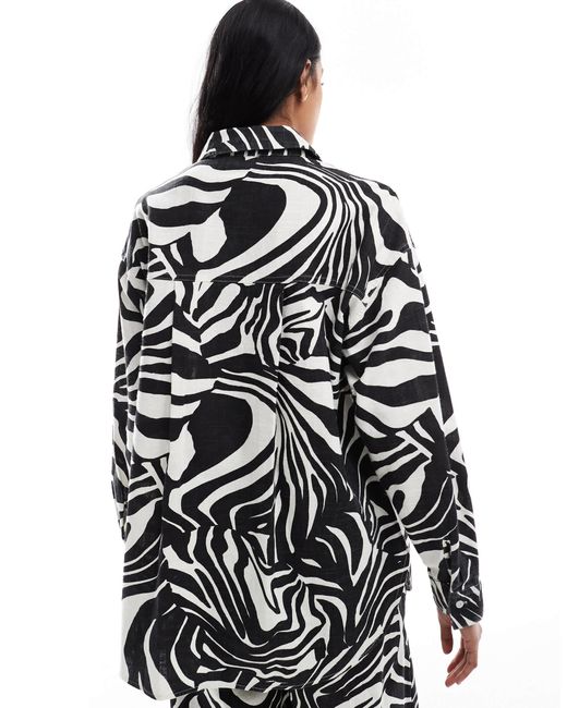 Chemise oversize d'ensemble en aspect lin à imprimé zébrures divisé ASOS en coloris White