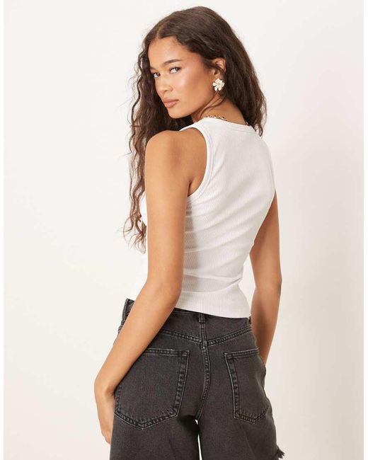 Canotta Bianca A Coste Con Scollo A V di ASOS in White