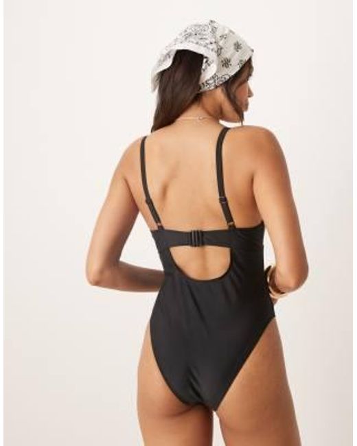 Poitrines généreuses - maillot 1 pièce à bords festonnés et décolleté plongeant Peek & Beau en coloris Black