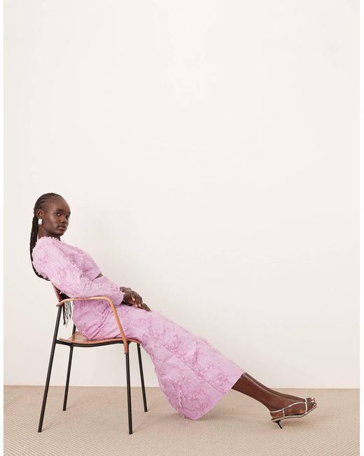 Robe longue texturée à découpe et manches longues - clair ARRANGE en coloris Pink