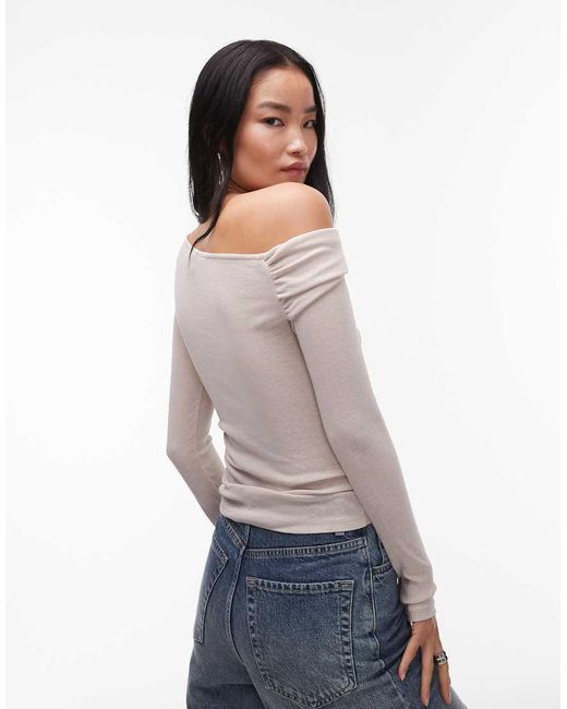 Top Con Escote Bardot Y Detalle Retorcido De TOPSHOP de color White