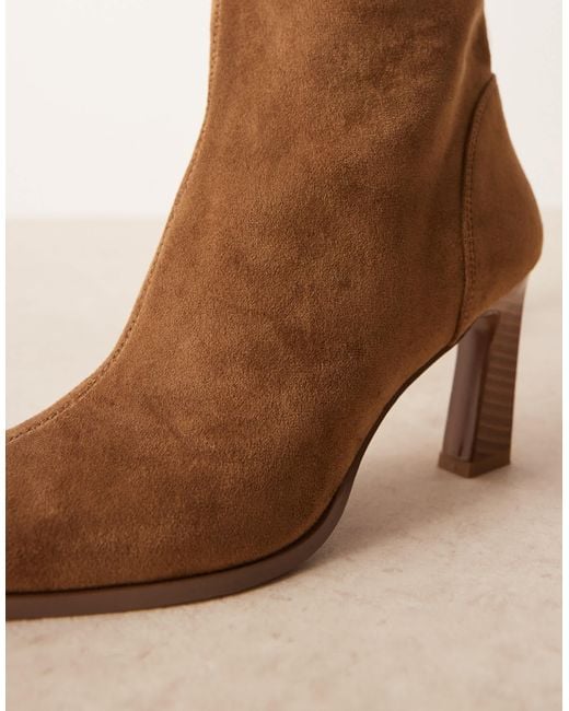 Curve - clara - bottes hauteur genou en suédine avec bout affiné - sable ASOS en coloris Brown