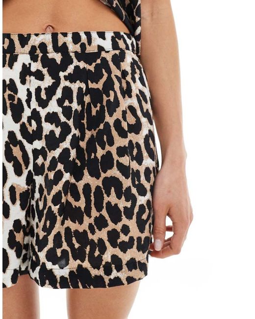 Pantalones Cortos Con Estampado De Y Pinzas Delanteras De (Parte De Un Conjunto) Vero Moda de color White