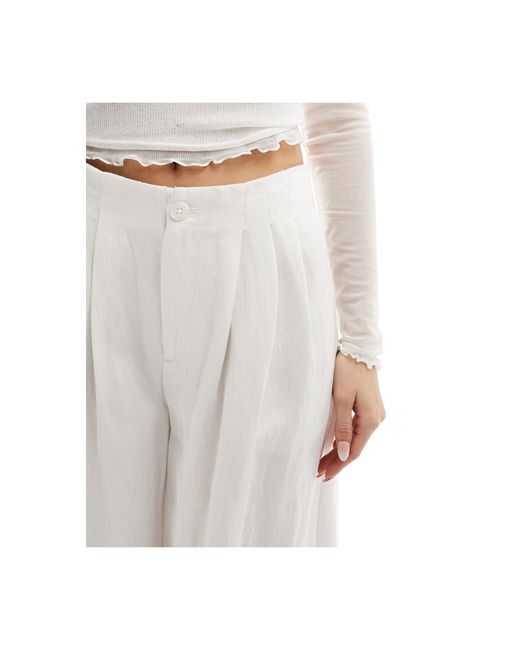 Pantaloni sartoriali con fondo ampio color écru con pieghe di Stradivarius in White