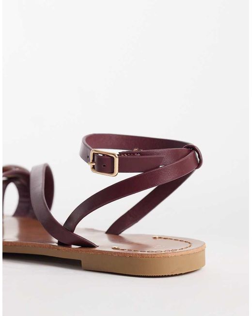 SEQWL Red Strappy Flat Sandals With Toe Embellishment