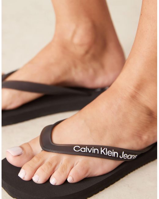 Tongs à logo Calvin Klein en coloris Natural