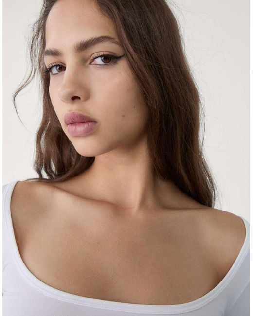 T-Shirt A Maniche Lunghe Bianca Senza Cuciture Con Scollo Squadrato di Stradivarius in White