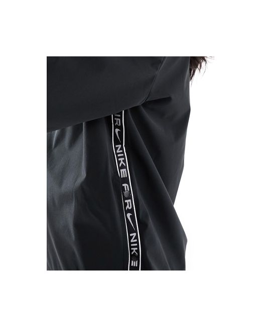 Nike - air dri-fit - giacca nera con zip corta di Nike in Black