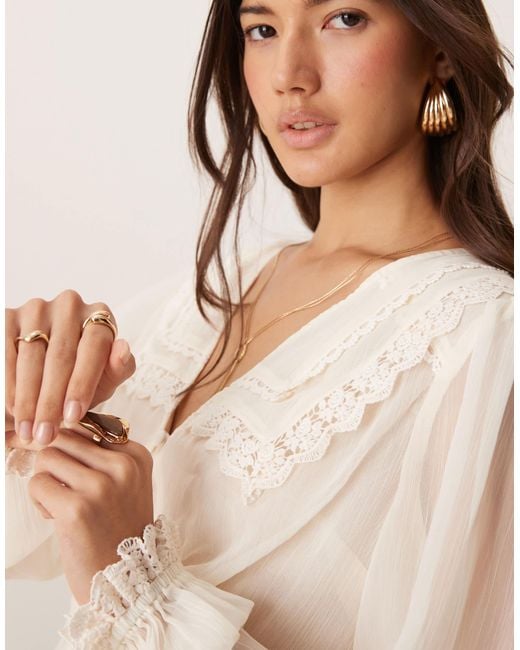 Blouse à col avec empiècements en dentelle - crème ASOS en coloris Natural
