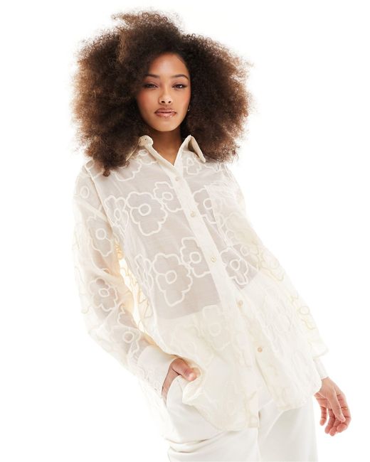 Camicia oversize color crema ricamata con dettagli floreali di Y.A.S in White