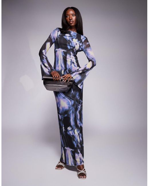 Vestido Largo Azul Con Estampado Floral Abstracto, Espalda Escotada Y Mangas Ángel De Malla De ASOS de color Blue