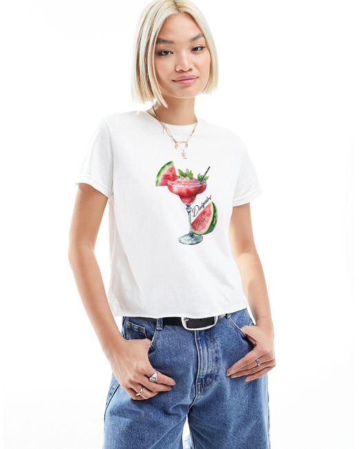 Camiseta blanca con diseño encogido y estampado gráfico ASOS de color White