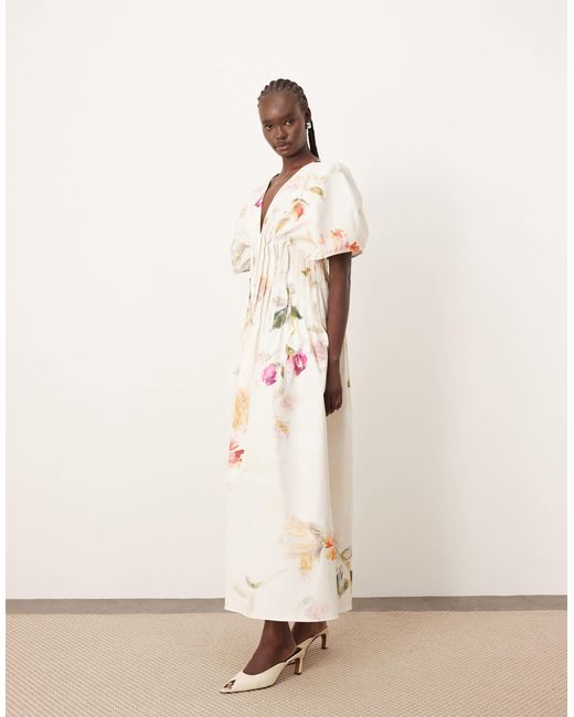 Robe longue plissée à taille cintrée avec imprimé fleurs ARRANGE en coloris Natural