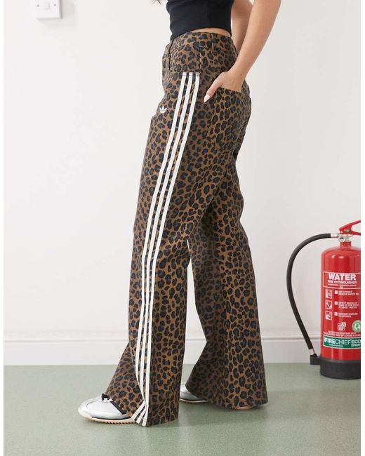 Vaqueros De Pernera Recta Con Estampado De Leopardo De Adidas Originals de color Multicolor