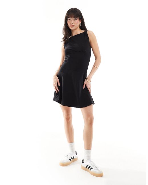 Vestido estilo tenista con bajo caído ASOS de color Black