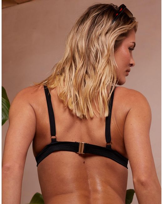 X emily hughes coppe grandi - top bikini ad apice alto stropicciato con dettagli di Wolf & Whistle in Brown