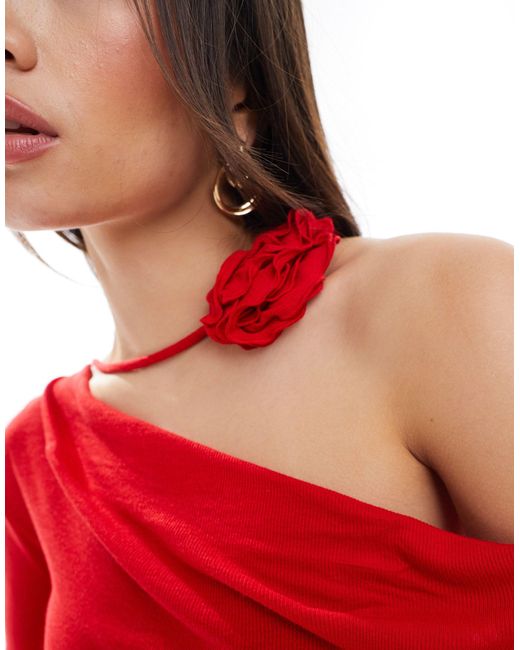 Top à épaules dénudées avec fleur autour du cou - rouge Pull&Bear en coloris Red
