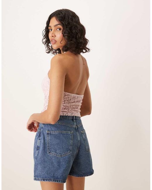 Top De Tirantes Y Cuello Halter Con Detalle Fruncido En El Pecho De Encaje De ASOS de color Blue