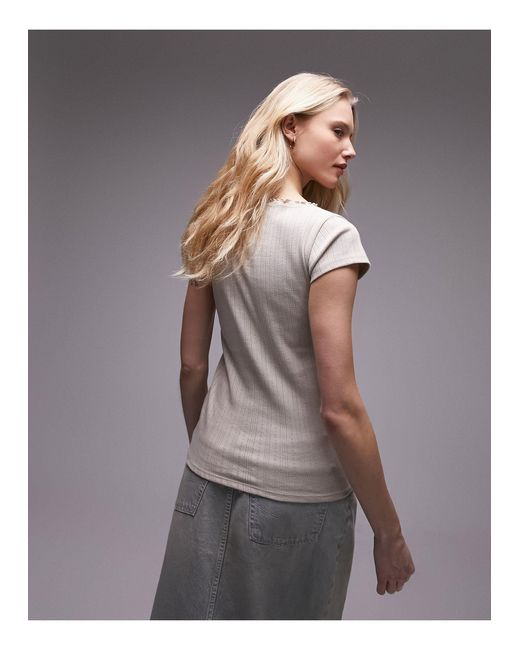 T-shirt a maniche corte color pietra traforata con scollo rotondo e bordo smerlato di TOPSHOP in Gray