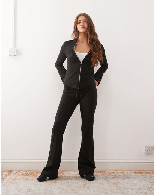 Monki Black – figurbetonter kapuzenpullover