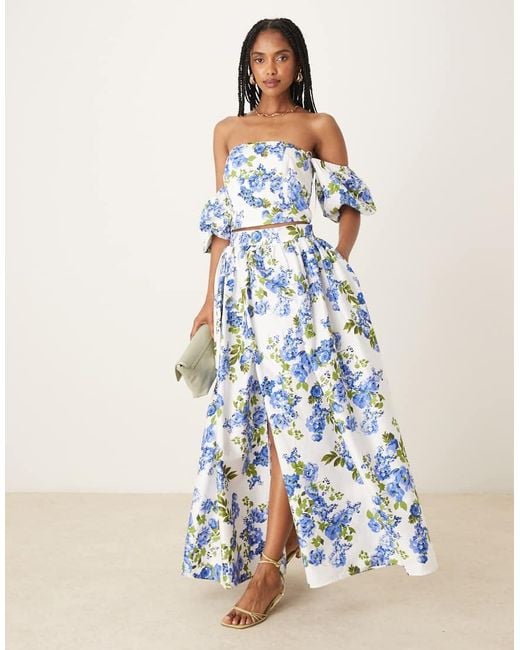 Falda Midi Azul Y Blanca De Corte Voluminoso Con Estampado Floral De (Parte De Un Conjunto) Y.A.S de color Blue