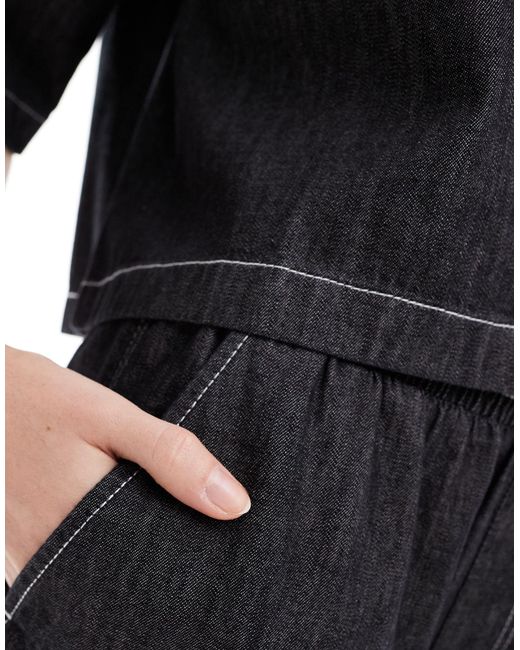 Pantalones cortos vaqueros estilo bóxer sin cierres con pespuntes en contraste Collusion de color Black