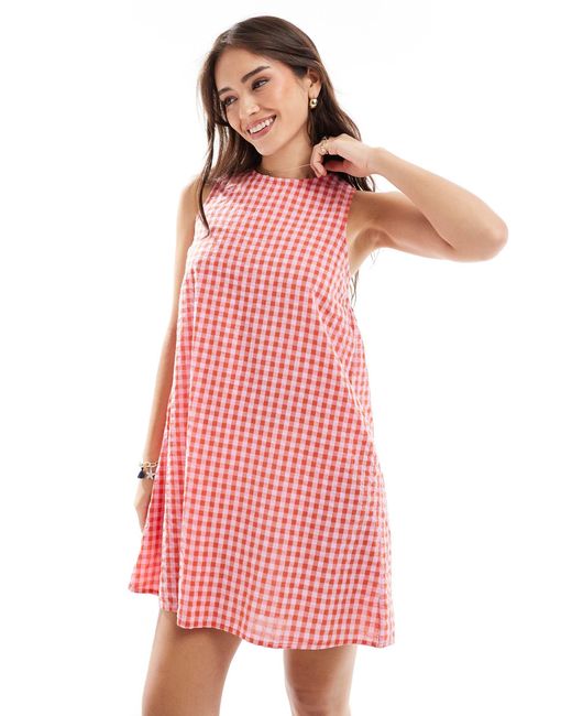 Robe courte sans manches en crêpe nouée dans le dos - vichy rose et Pieces en coloris Pink