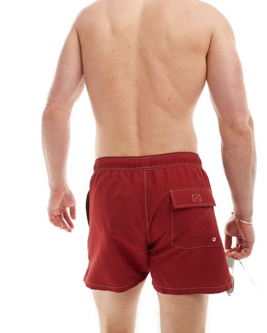 Pantaloncini da bagno taglio corto bordeaux con cuciture a contrasto di ASOS in Red da Uomo