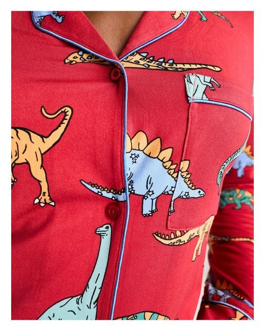 Pyjama long boutonné à imprimé dinosaures Chelsea Peers en coloris Red