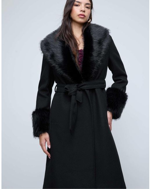 Manteau long avec détails en fausse fourrure Stradivarius en coloris Black