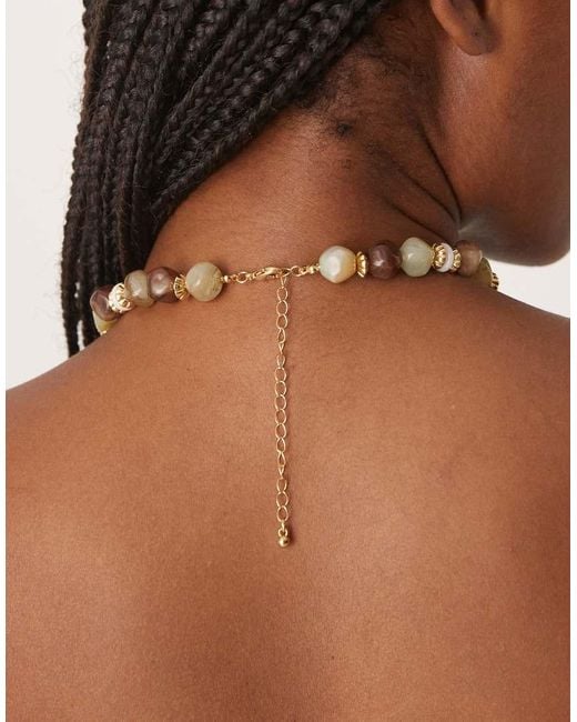 Collar Verde Y Marrón De Cuentas Con Colgante De Concha Sintética De ASOS de color Brown