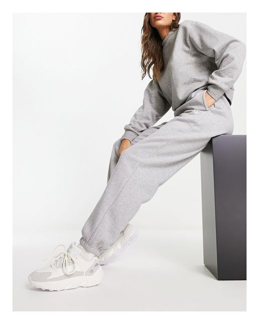 Joggers gris medio trefoil essentials Adidas Originals de color White