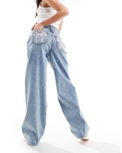 Miss Selfridge Blue – lässig geschnittene jeans mit acid-waschung und schleifenmotiv auf den taschen