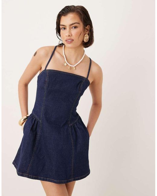 Vestido Vaquero Corto Con Lavado Azul Añil, Cintura Baja Y Tirantes Cruzados En La Espalda De Abercrombie & Fitch de color Blue