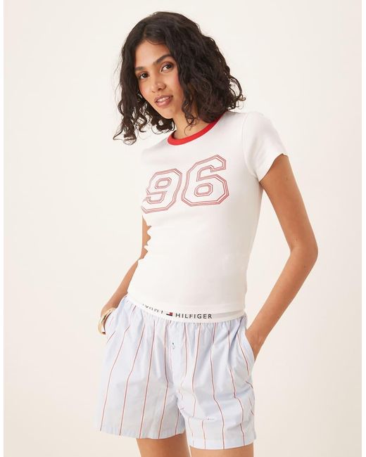 Gina Tricot Slim-Fit Top Met Korte Mouwen En Grafische 96 Print Met Rood Randje in het White