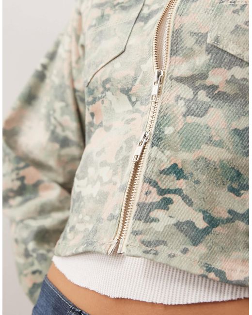 Veste en jean ajustée style années 90 avec imprimé camouflage Collusion en coloris Natural