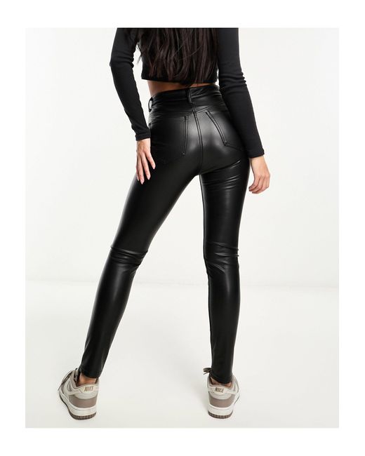 Pantalon ajusté à taille haute en similicuir Pull&Bear en coloris Black