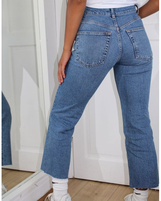 Asos design petite - jeans a zampa corti a vita alta elasticizzati e facili  da indossare lavaggio medio vintageASOS in Denim di colore Blu | Lyst