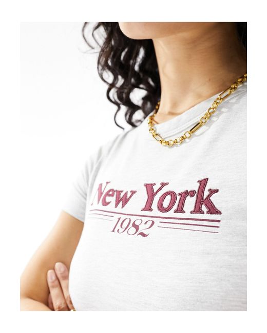 Camiseta gris entallada con diseño encogido y estampado gráfico "new york" Cotton On de color White