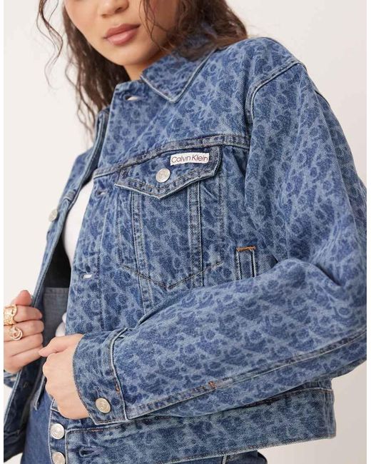 Chaqueta Vaquera Azul Medio Con Estampado Integral De Estilo Años 90 Signature De Calvin Klein de color Blue