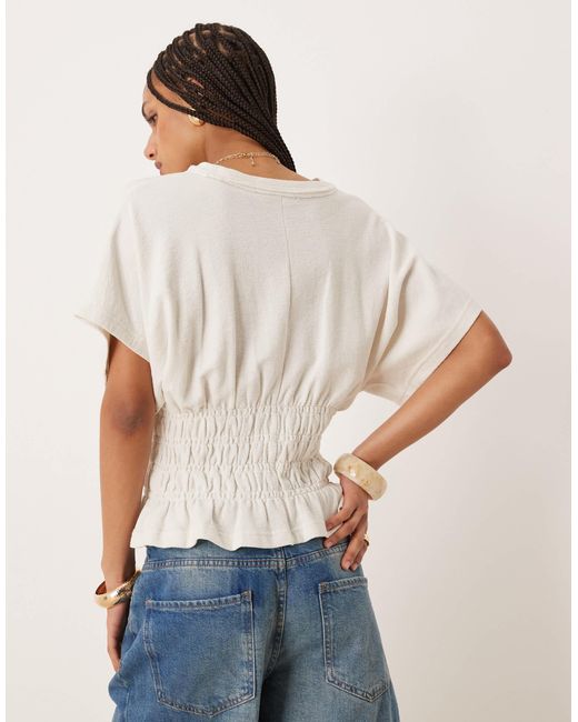 T-shirt froncé à la taille en tissu texturé flammé - crème ASOS en coloris White